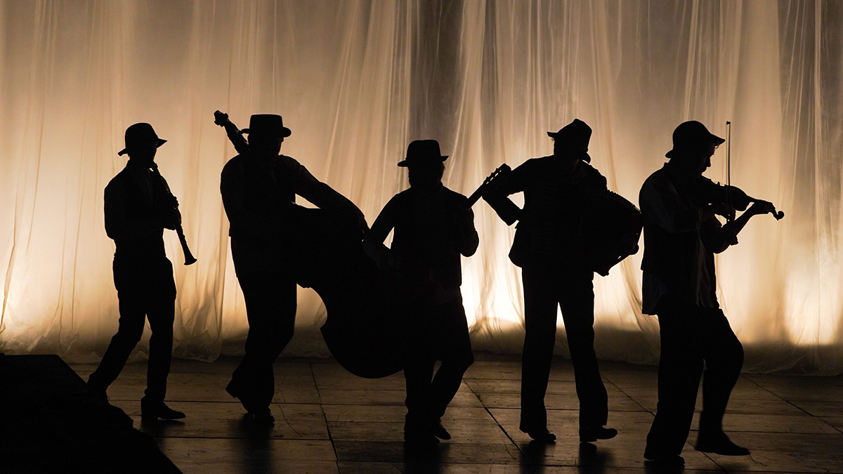 Музыкант отказался перестать петь песню на русском языке на улице в Варшаве