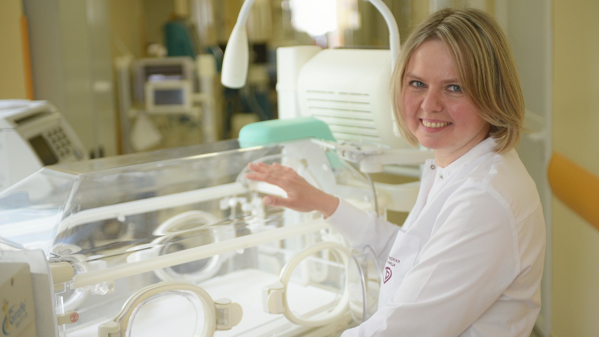 Медицинская сестра отделения реанимации и интенсивной терапии детской городской клинической больницы имени Н. Ф. Филатова Елена Беленок возле кювеза для новорожденных — новое оборудование привезли недавно, и скоро оно будет помогать спасать жизни маленьких пациентов