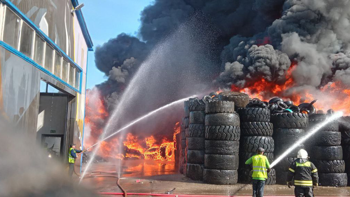 Что известно о возгорании склада с покрышками в Дзержинском