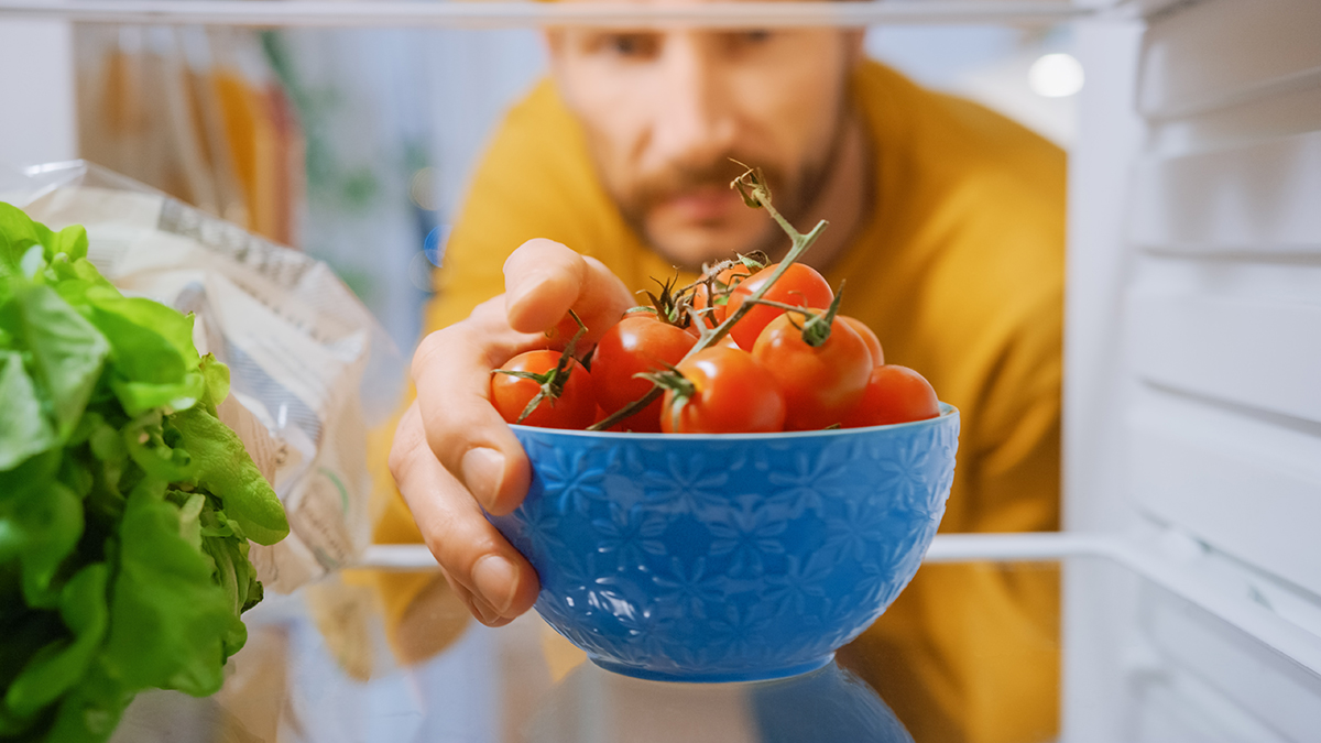 Как правильно хранить помидоры в домашних условиях: срок годности и рекомендации по хранению в холодильнике. Влияет ли соседство с баклажанами?