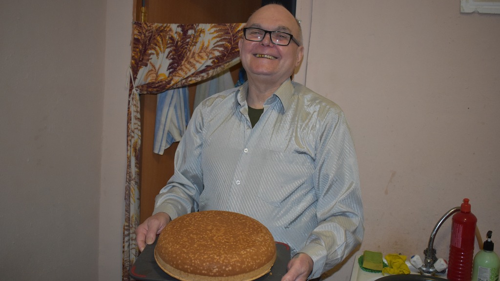 Житель Горловки (ДНР), ополченец и старшина в отставке Николай Дубина печет воздушные бисквиты по бабушкиному рецепту