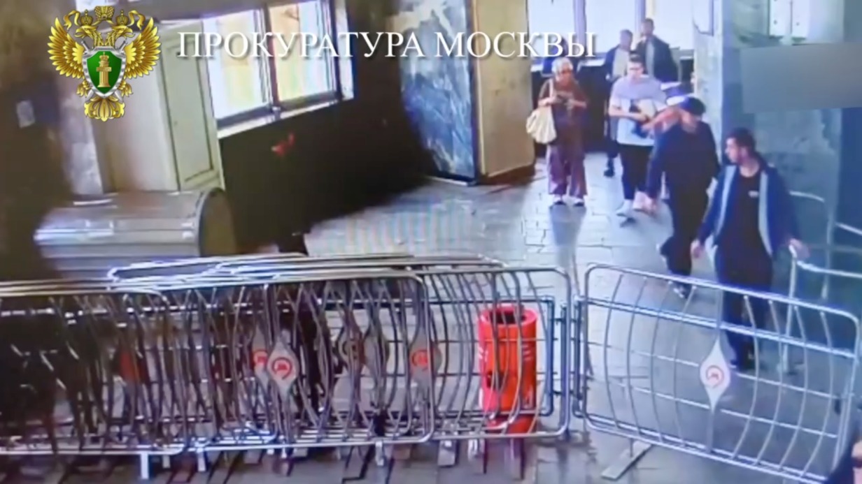 Безбилетник напал на женщину в столичном метро. Видео