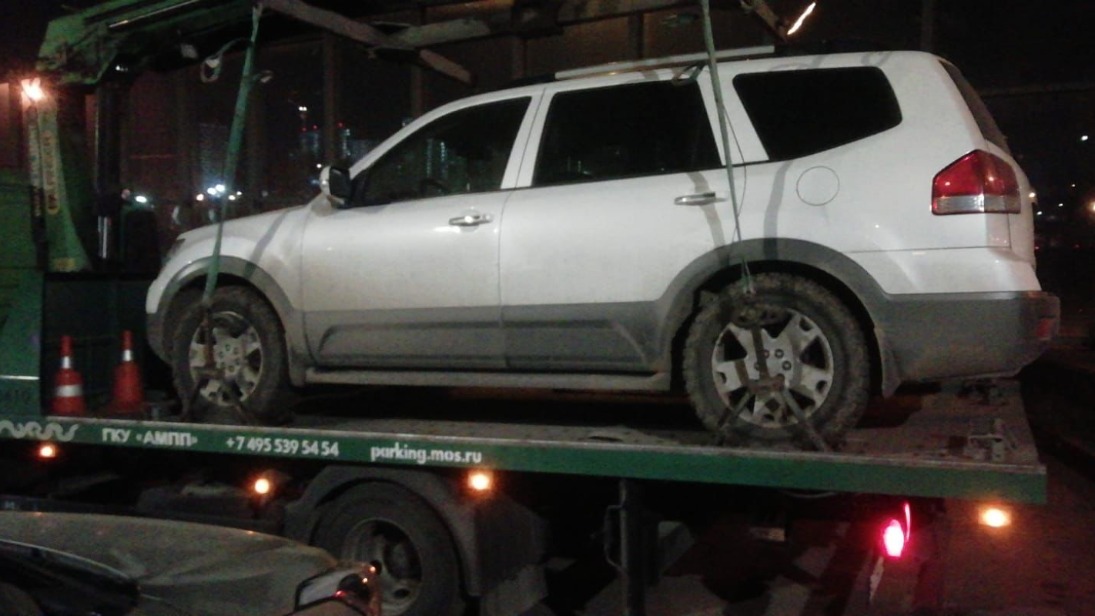 Две машины отправились на спецстоянку из-за долгов их владельцев