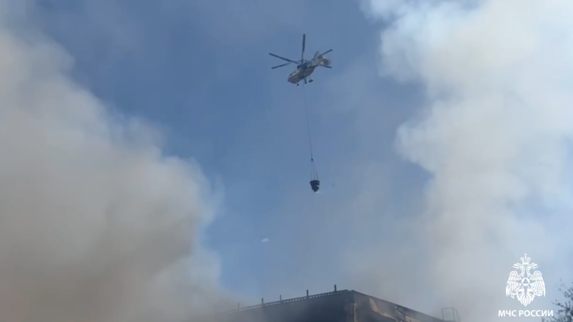 Для тушения пожара в ангаре на юго-востоке Москвы привлекли вертолет К-32