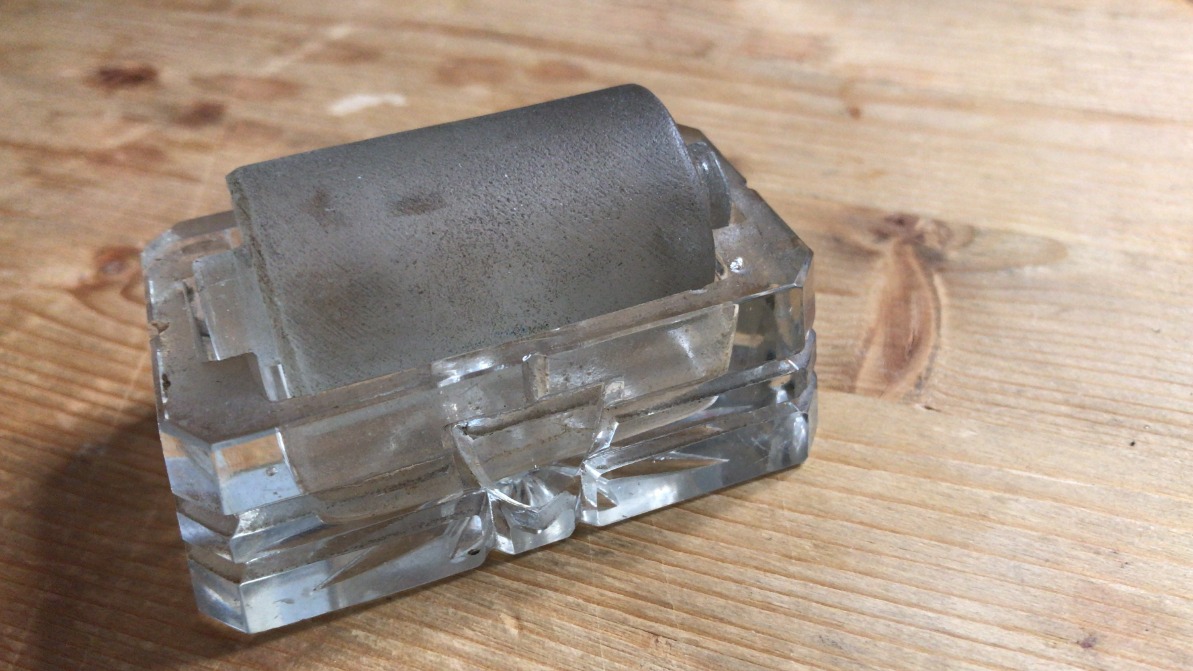 Еще 100 лет назад такое устройство использовали для того, чтобы клеить марки