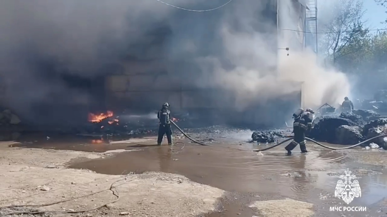 Пожарные локализовали возгорание в ангаре на Южнопортовой улице