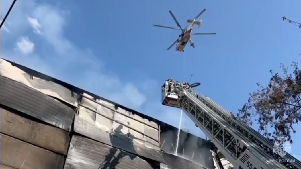 Прокуратура организовала проверку по факту пожара в ангаре на юго-востоке Москвы