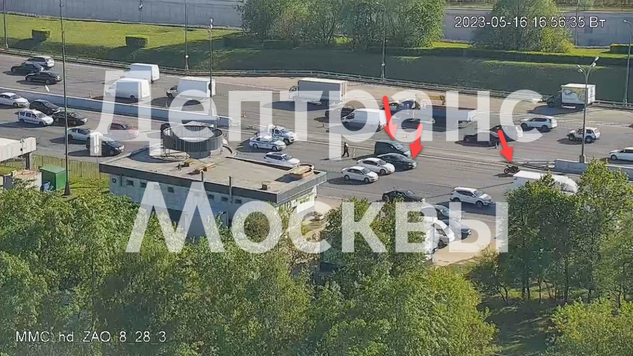 Два автомобиля столкнулись с мотоциклом на МКАД на западе Москвы