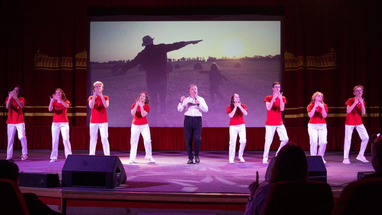 Известные песни прозвучали в Музее Победы на языке жестов