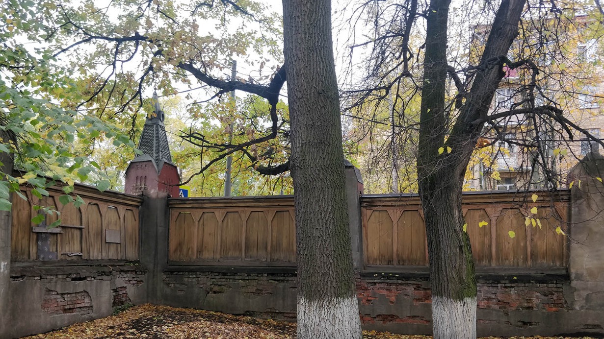 Историческую ограду клиники доктора Усольцева на улице 8 Марта отреставрируют