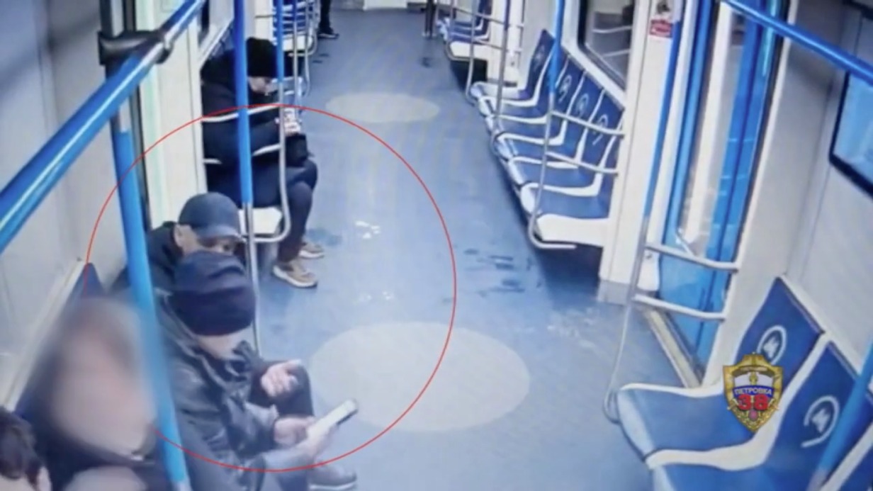 Иностранец обокрал доверчивого пассажира в вагоне московского метро