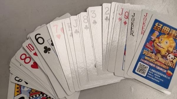 Таможенники изъяли радиоактивные игральные карты у пассажирки из Вьетнама