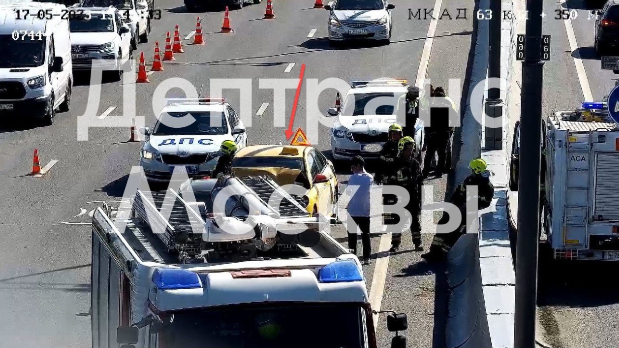 Два автомобиля столкнулись на МКАД на северо-западе Москвы