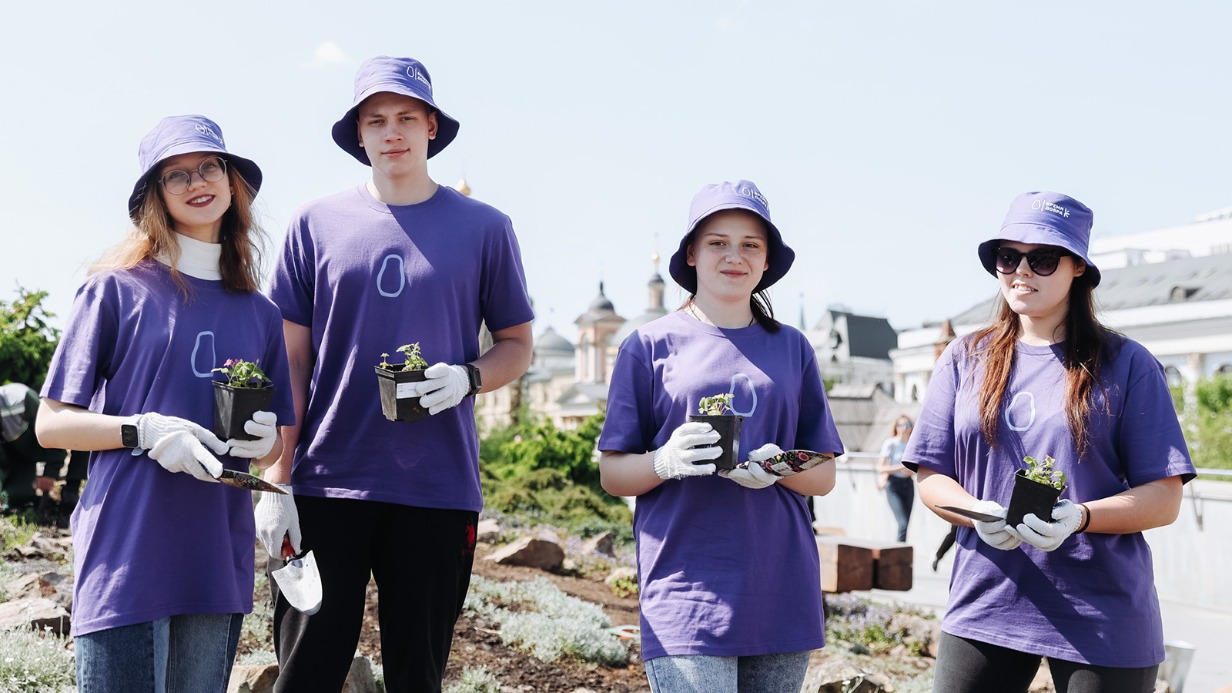 Волонтеры открыли «Аллею добра» в столичном парке «Зарядье»