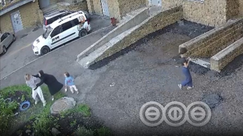 Женщина в хиджабе напала на жительницу Уфы на глазах у ее ребенка