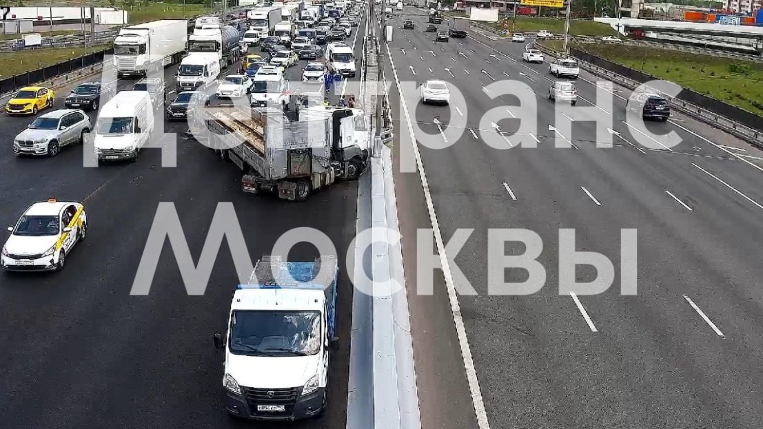 Несколько автомобилей столкнулись на МКАД на северо-востоке Москвы