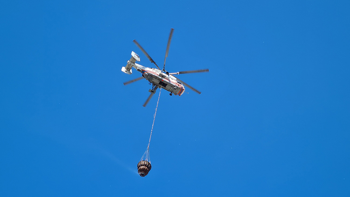К тушению пожара на складе в Новогирееве привлекли вертолет и 40 единиц техники