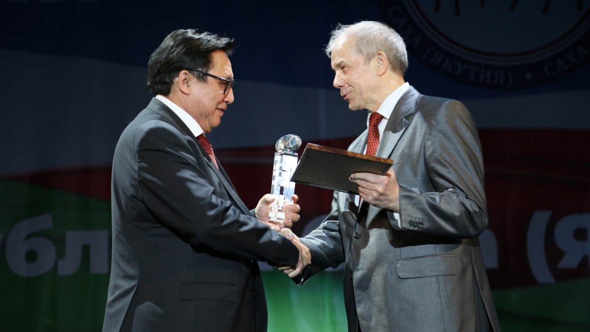 Сенатор РФ Александр Акимов (слева) вручил почетный знак «Якутянин 2022 года» Шамилю Гизатулину