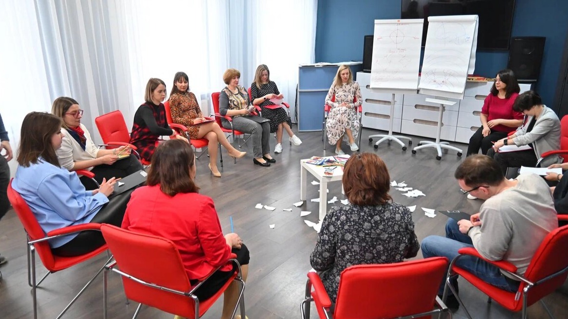 Москвичам рассказали о работе столичных школ приемных родителей 