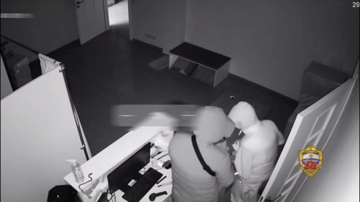 Двое молодых людей украли из московского магазина смартфоны стоимостью 670 тысяч рублей