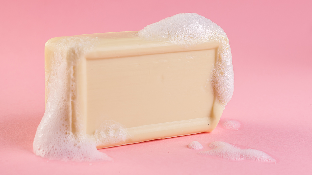 Эксперты призвали жарить мыло на сковородке, чтобы отмыть нагар