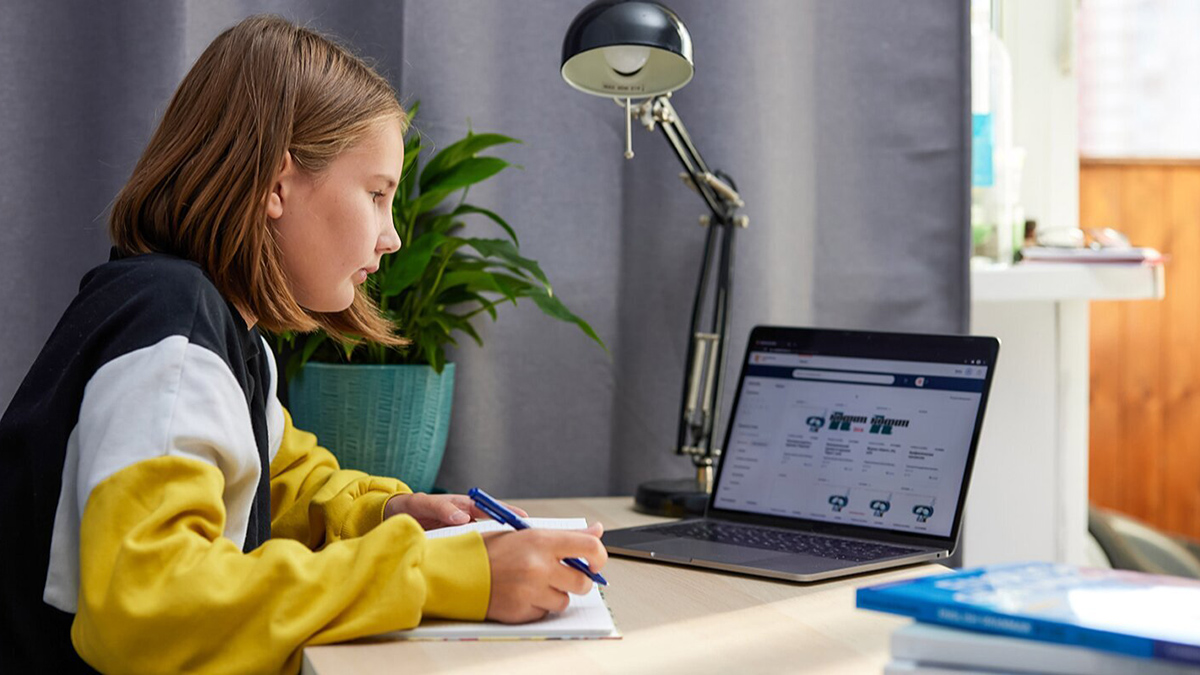 Сервисы МЭШ охватили почти 3,3 тысячи региональных школ