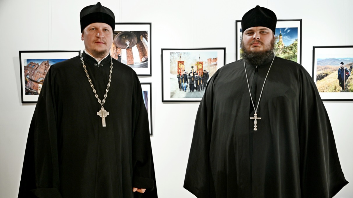 Заместитель председателя Издательского совета Русской православной церкви иеромонах Макарий (Комогоров) (слева) и ведущий специалист по взаимодействию с епархиями аппарата Издательского совета священник Захарий Савельев в Библиотеке иностранной литературы