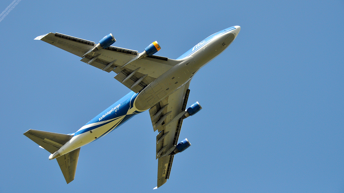 Названа возможная причина экстренной посадки самолета под Новосибирском