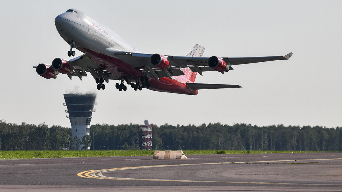 Baza: Самолет SSJ-100 совершил аварийную посадку в Красноярске
