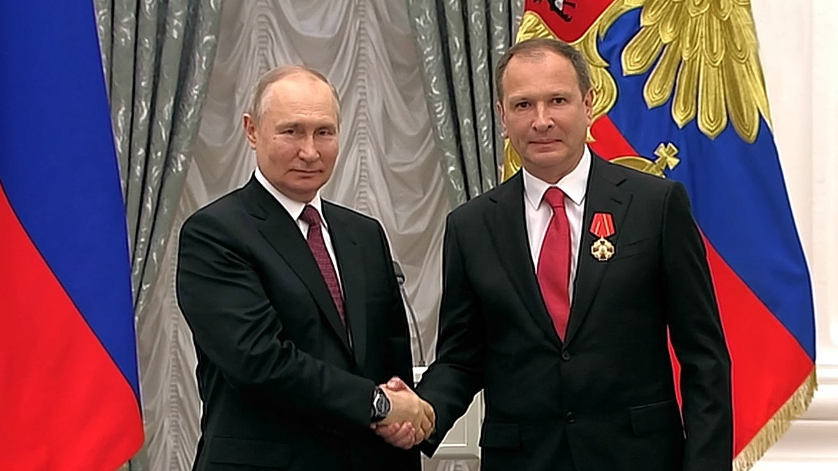 Путин вручил орден Александра Невского директору Музея Победы Школьнику