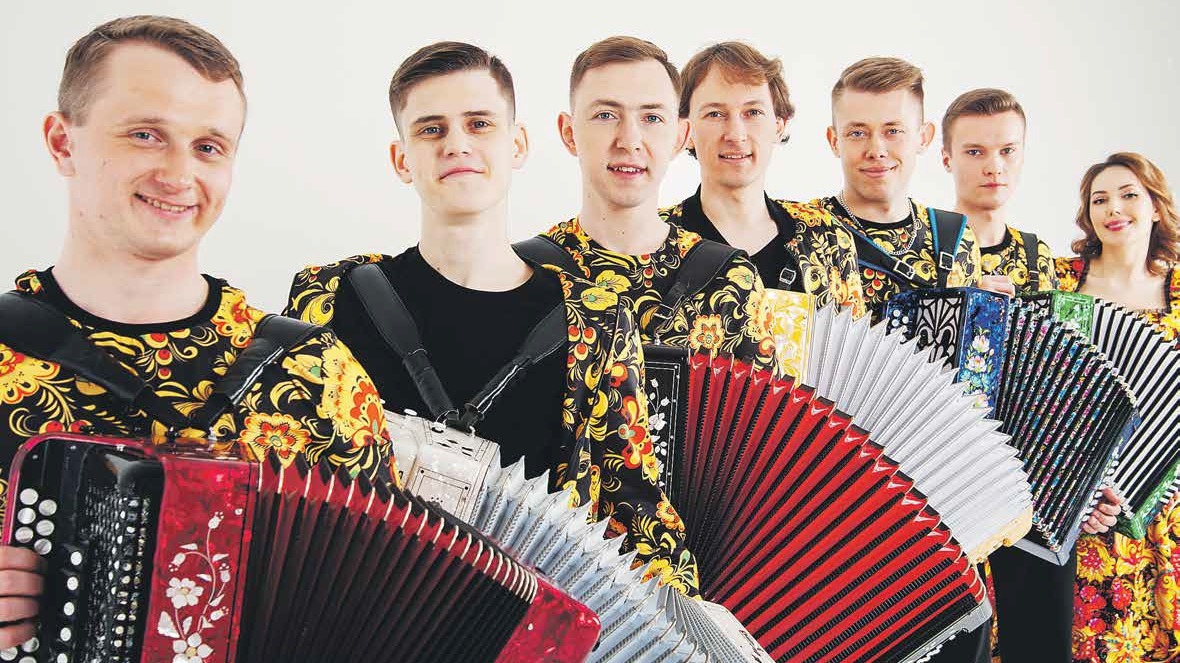 Группа GармоньDrive и ее руководитель Павел Уханов (в центре, четвертый слева) — лауреат международных конкурсов, заслуженный гармонист России, преподаватель РАМ имени Гнесиных