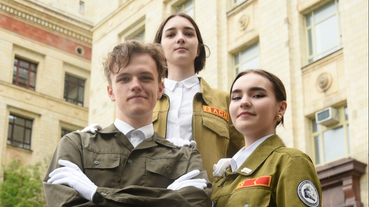 Бойцы МосРСО Владислав Рыбкин (слева), Екатерина Демидова (справа) и Мария Захарова (на заднем плане) на репетиции торжественной линейки к открытию трудового семестра студенческих отрядов Москвы — 2023