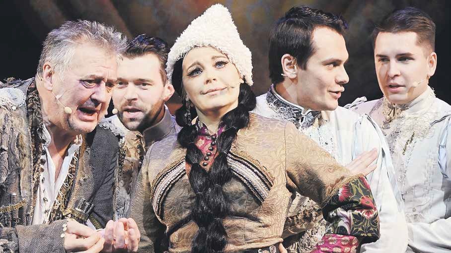 Артур Ваха в образе старого князя-пьяницы Васо (слева) и Ирина Пегова в образе мастерицы интриг свахи Ханумы в спектакле «Авлабар, или Новая Ханума» на сцене МХТ имени Чехова