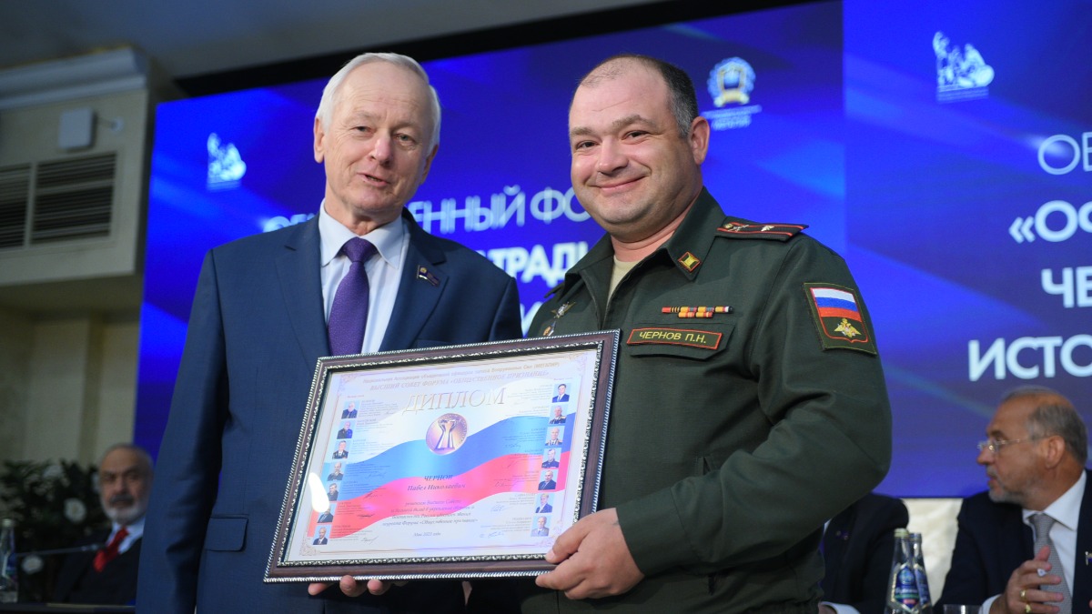 Председатель правления национальной ассоциации «Мегапир» — президент Фонда поддержки офицеров запаса Вооруженных сил «Офицерское братство» генерал-полковник Владимир Зарицкий (слева) вручает награду офицеру, участнику боевых действий из Москвы Павлу Чернову