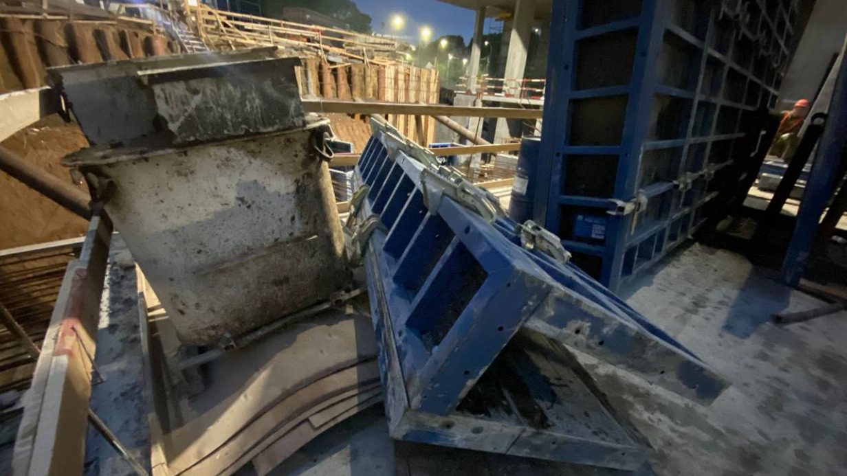 Металлическая конструкция рухнула на рабочего на улице Миклухо-Маклая