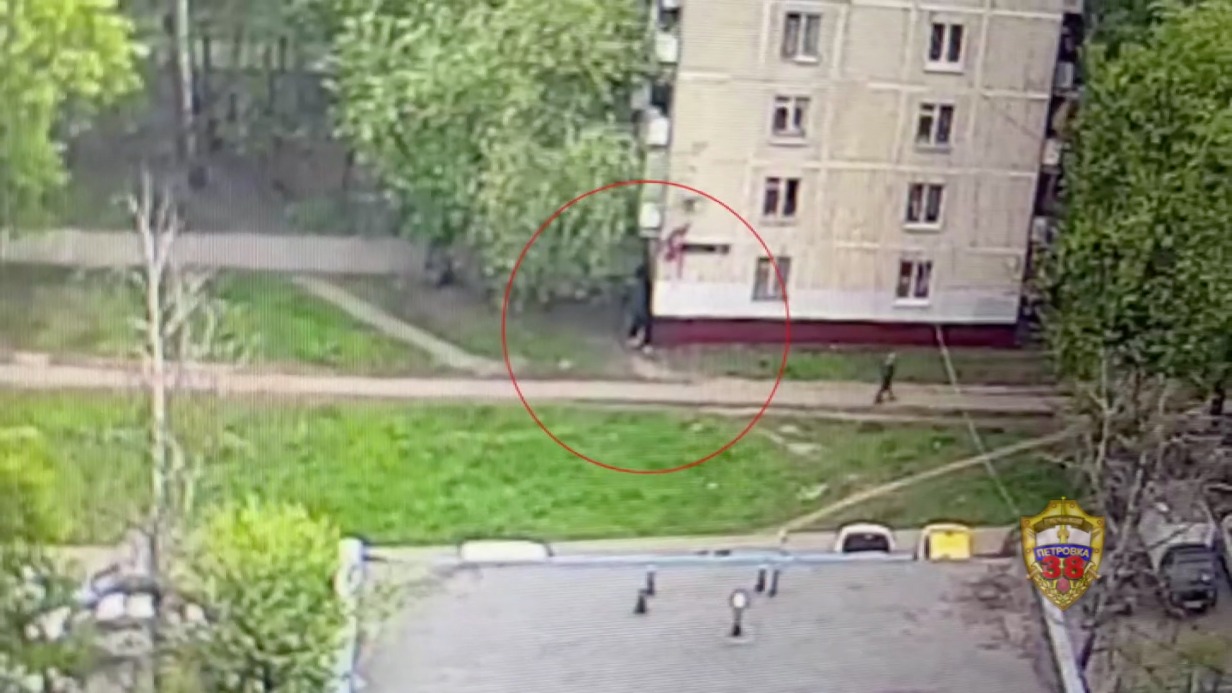 На западе Москвы мужчина ограбил прохожего, пока тот говорил по телефону