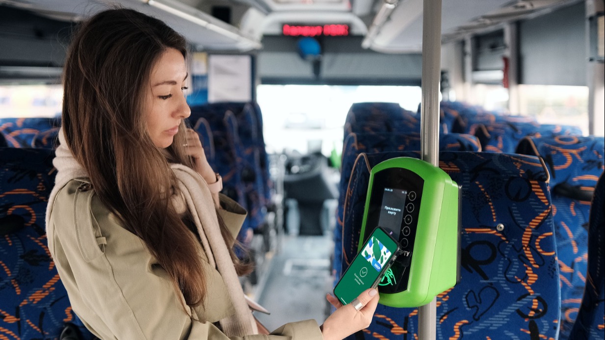 С помощью национальной карты в смартфоне удобно оплачивать проезд в столичном транспорте