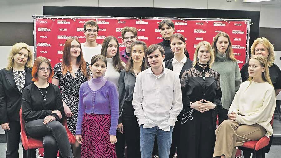 Медиацентр редакции газеты «Вечерняя Москва». Вот они, наши юные корреспонденты, которые проходили обучение в студии «Новый фейерверк» в 2022–2023 году, вместе со своими наставниками. Заметим, что малая часть из них — студенты, а основная масса — школьники. Итак, в первом ряду слева направо: Полина Титкова (сидит), Диляра Рахманова, Павел Прибытков, Александра Колесникова, Кира Прокаева (сидит). Во втором ряду слева направо: шеф-редактор проекта «Пресса в образовании» Татьяна Сафонова, Полина Кулакова, Анастасия Полещук, Александра Кравченко, Диана Прохоренко, Татьяна Курникова, старший обозреватель «Вечерней Москвы» Ольга Кузьмина. В третьем ряду стоят (слева направо): Руслан Маркин, Иван Хлобышев и Леонид Куняшев 