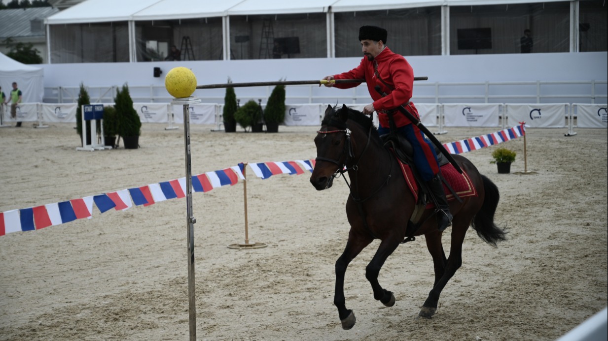 Участник соревнований Алексей Спицин поражает пикой одну из мишеней на полосе препятствий