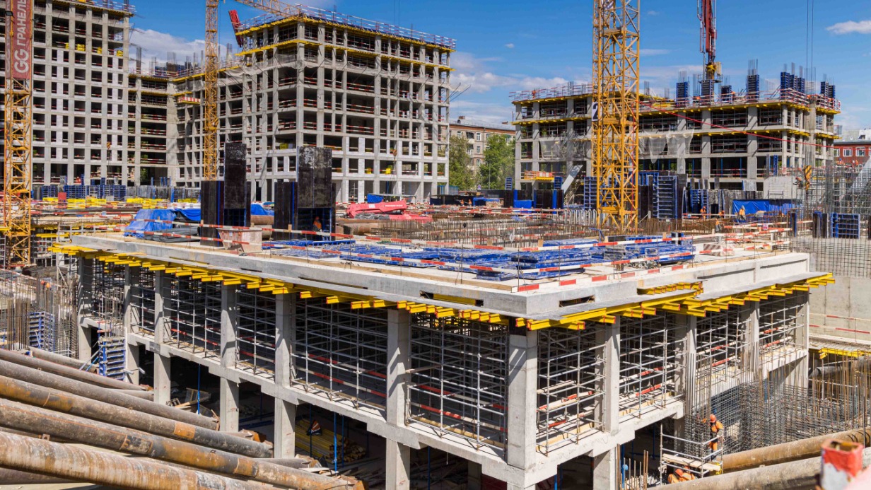 Владислав Овчинский: Строительство спортивного центра в рамках городской программы наполовину завершено 