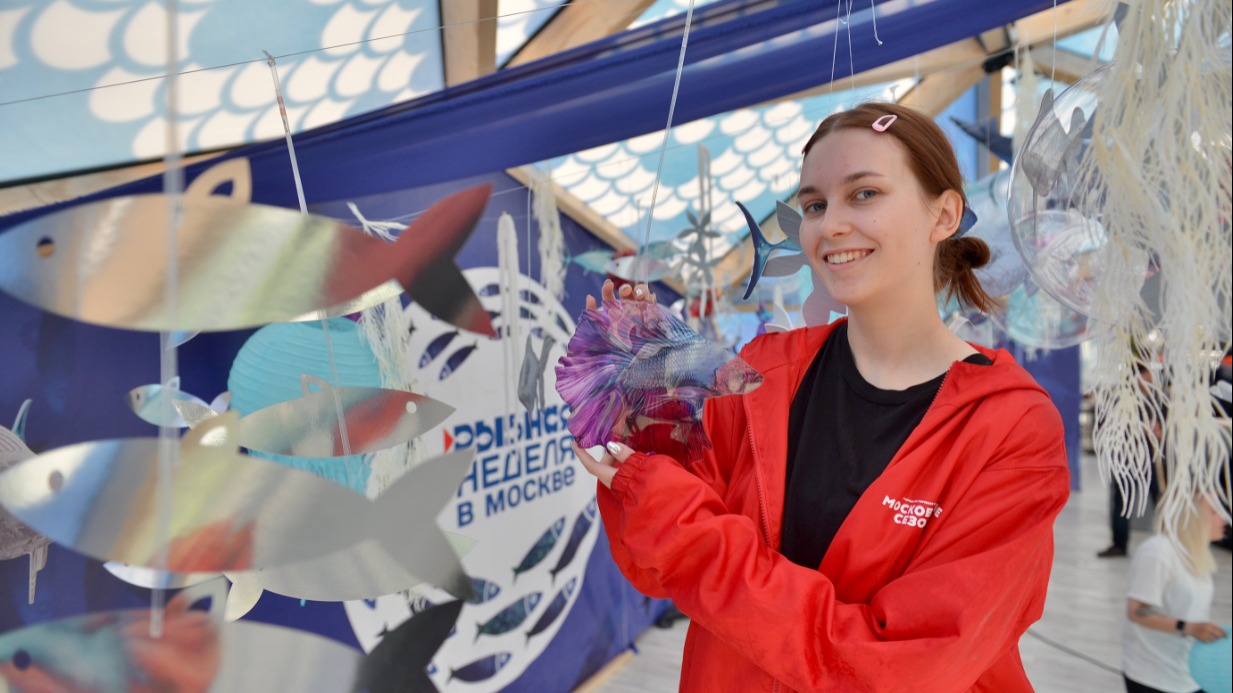 Сотрудница фестивальной площадки «Рыбная неделя» Мария Пирогова украшает павильон на Манежной площади. Здесь располагаются шале, где можно отведать блюда от столичных ресторанов, и павильоны, в которых будут проводиться мастер-классы