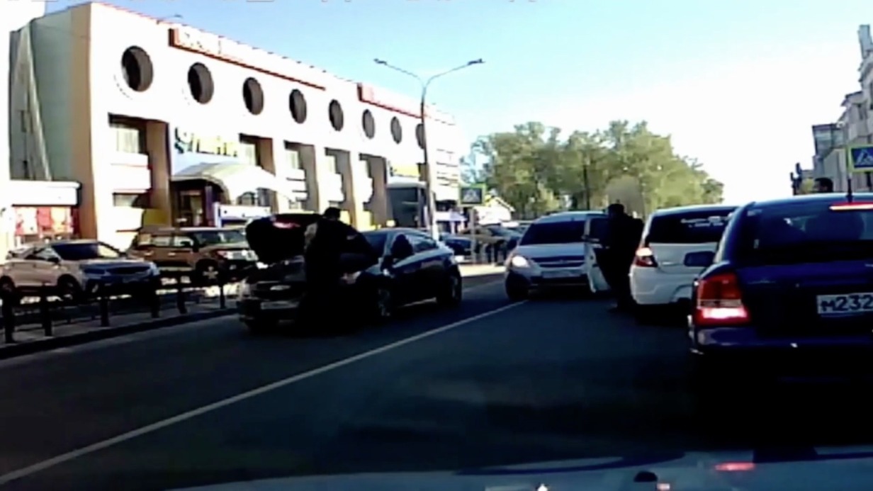 Инспектор ГИБДД помог потушить горящий автомобиль в Подмосковье