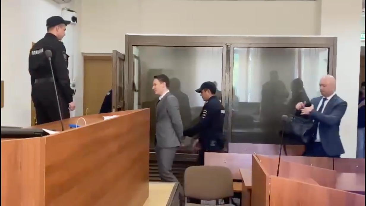 Суд приговорил к восьми годам колонии мужчину, избившего бывшего замминистра энергетики Тропко