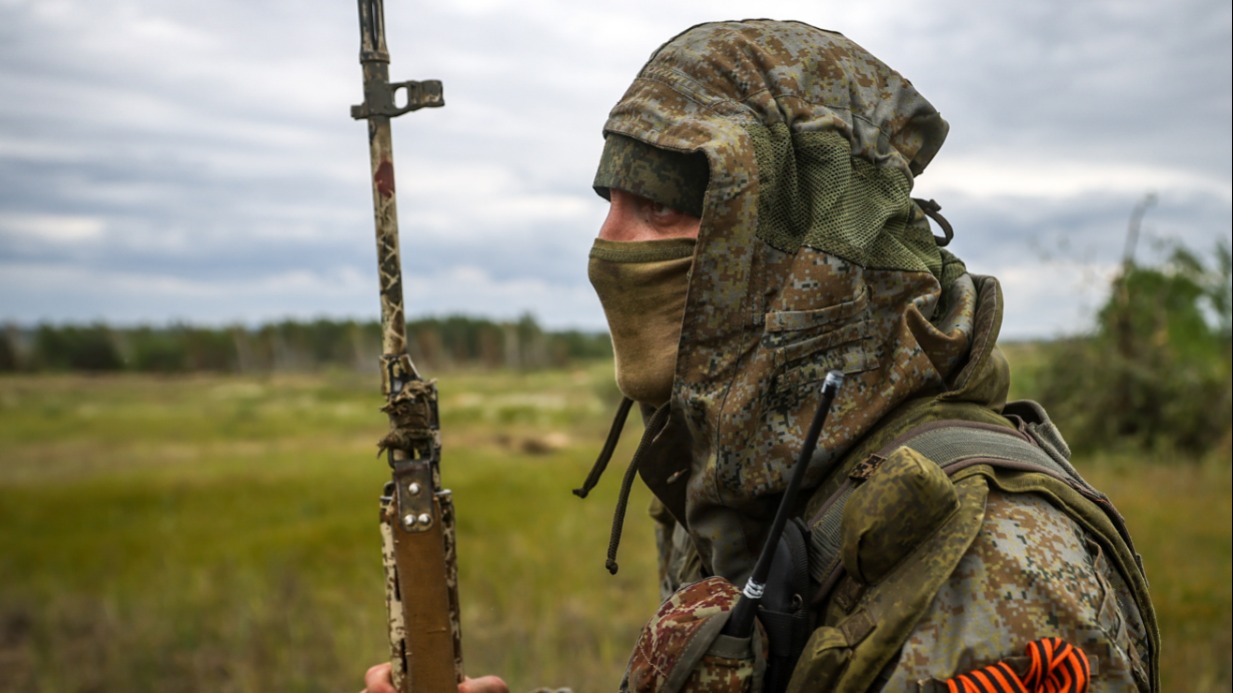 Боец группировки «Юг» во время подготовки разведчиков 