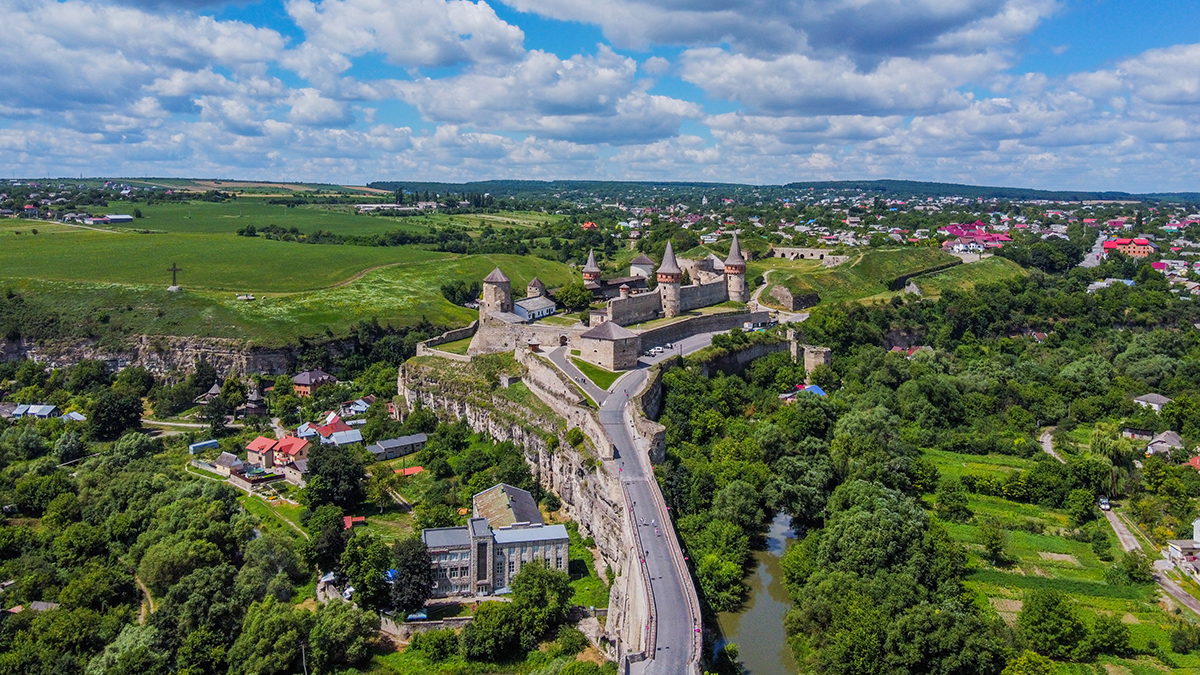 СМИ: В Хмельницкой области три раза за ночь прогремели взрывы