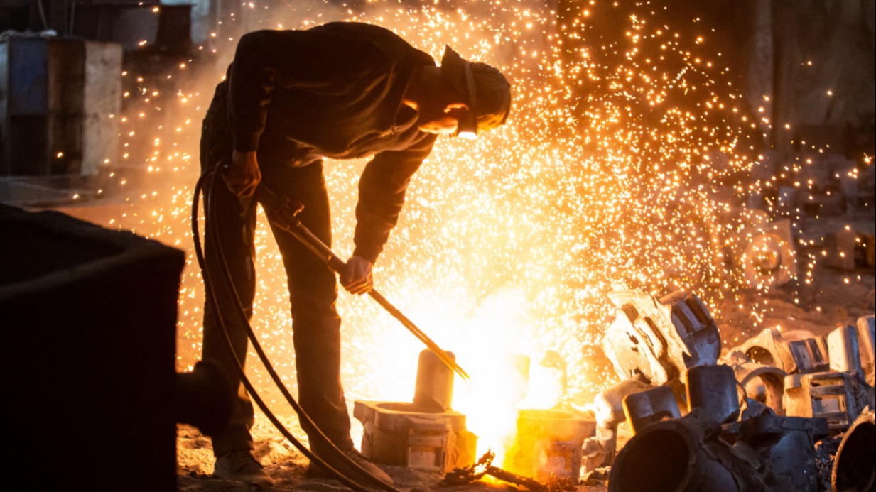 Рабочий на территории завода ООО «Лугасталь». Это ведущее предприятие, специализирующееся на выпуске стального литья для железнодорожного транспорта, общего машиностроения и металлургии 