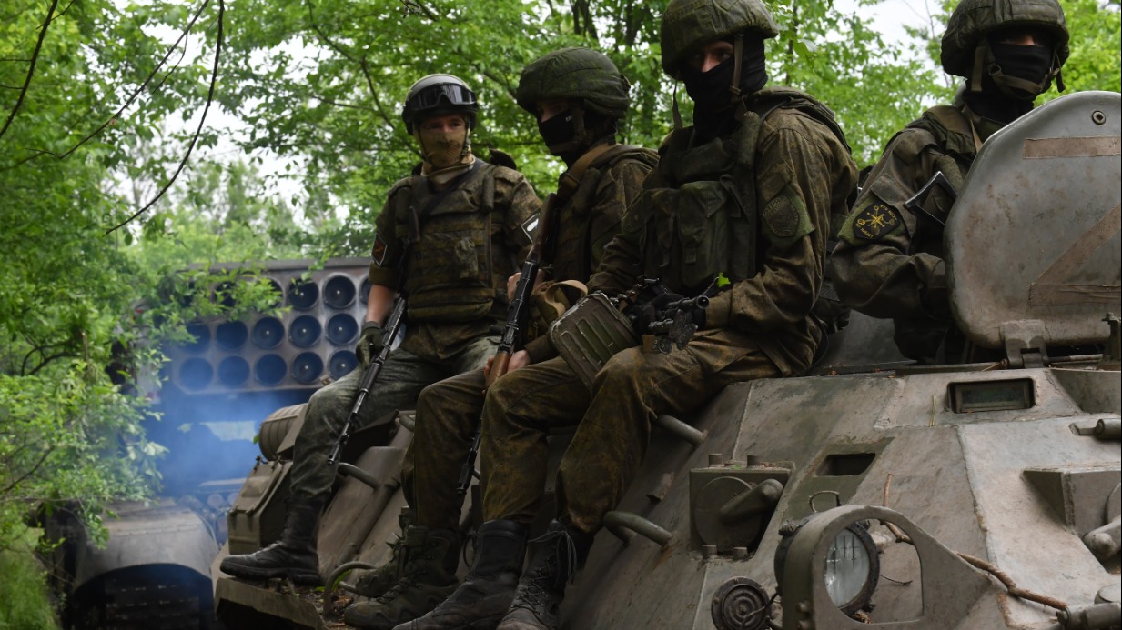 Бойцы на БТР сопровождения тяжелой огнеметной системы ТОС-1А «Солнцепек» в зоне СВО