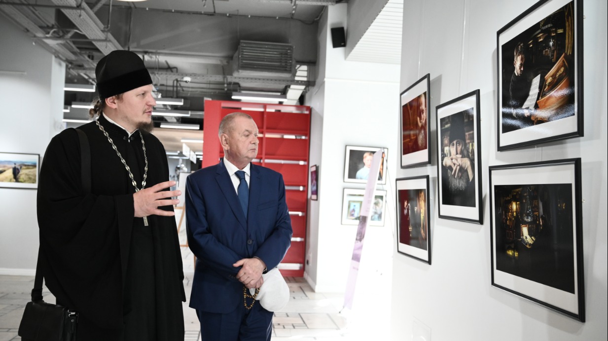 Главный редактор «ВМ» Александр Куприянов (справа) и зампредседателя Издательского совета РПЦ иеромонах Макарий (Комогоров)