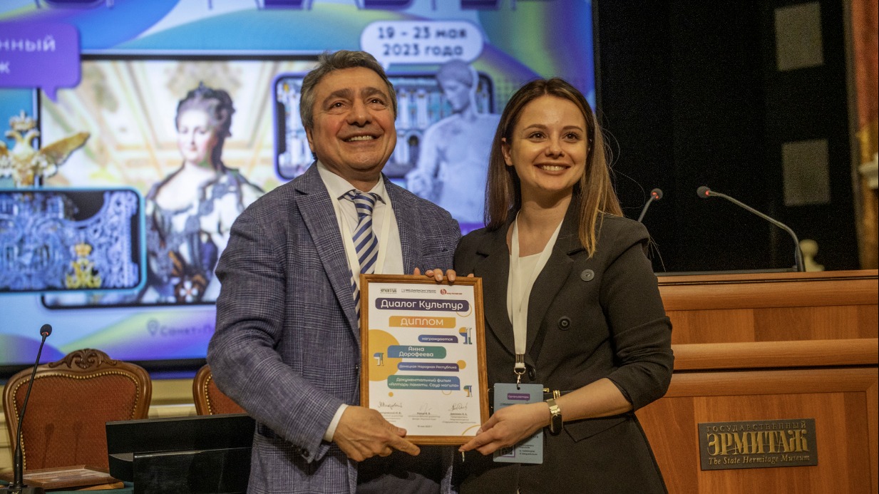 Санкт-Петербург. Председатель оргкомитета форума Ашот Джазоян и корреспондент телеканала «Юнион» Анна Дорофеева