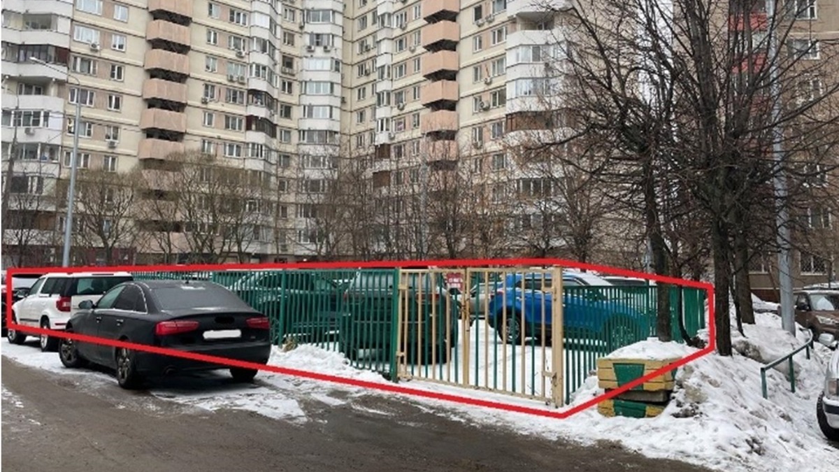 На месте незаконной автостоянки в Коптеве появилось 30 машино-мест